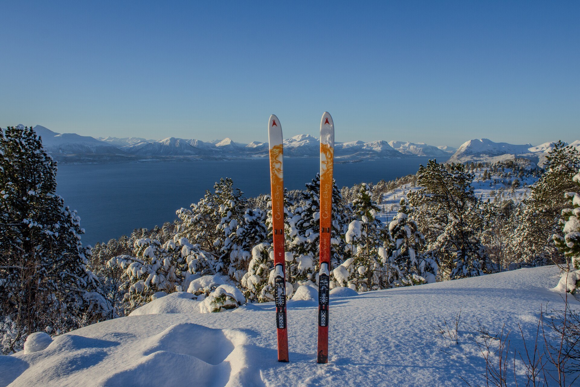 Fjellski i snøen på toppen av et fjell i Molde kommune