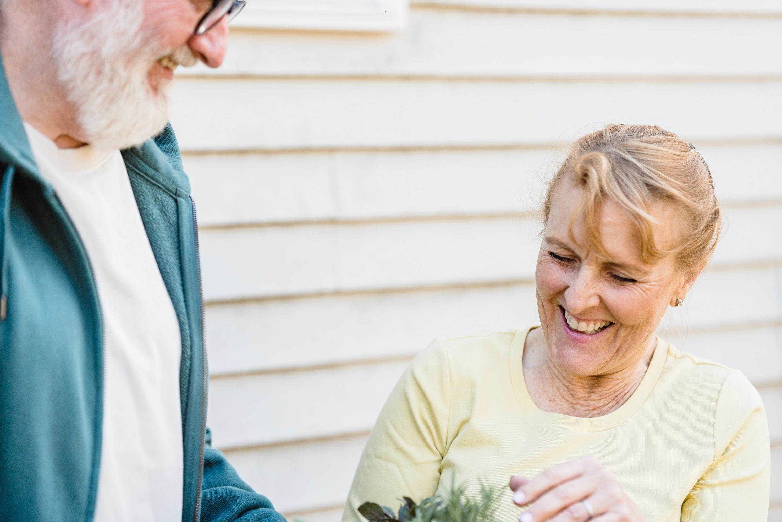 Eldre par i hagen hvor de planter