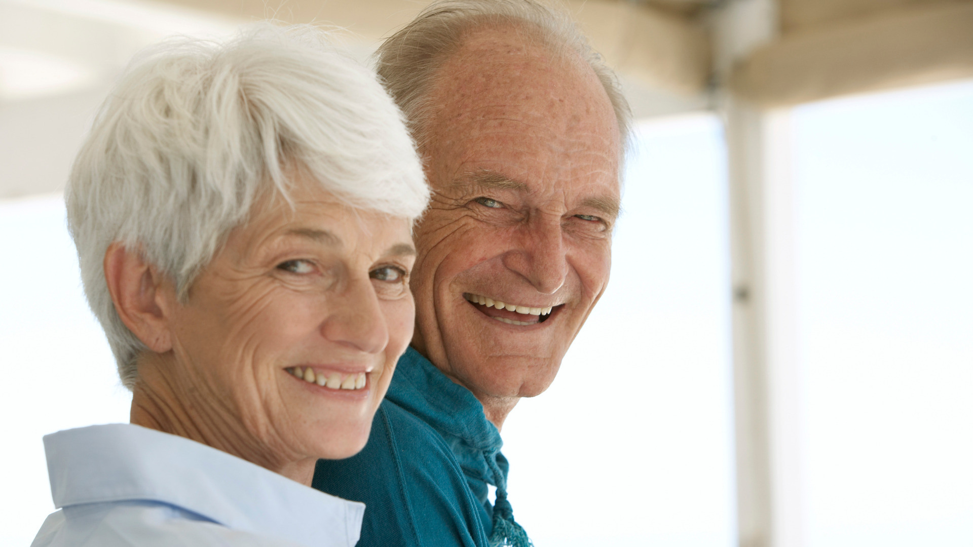 Et eldre ektepar ser mot kamera